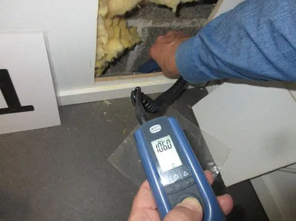 Kellarin seinärakenteen kosteuden havainnointia pintakosteudenilmaisimella